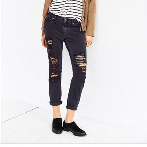 Black distressed boyfriend jean